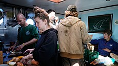 Skupina plující lodí Avontuur z Lisabonu do Brazílie.  (8. íjna 2025).