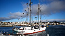 Lod jménem Avontuur plující z Lisabonu do Brazílie.  (8. íjna 2025).