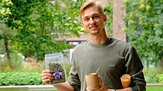 Adrian Drozdek zaal podnikat ve svých 18 letech ped maturitou. Po elezniní...