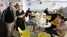 táb hnutí STAN ve Zlín. Kateina Francová a Elika Oláková sledují výsledky. Vzadu vlevo Petr Gazdík. (4. íjen 2025)