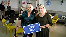 táb hnutí STAN ve Zlín. Kateina Francová a Elika Oláková sledují výsledky. Vzadu vlevo Petr Gazdík. (4. íjen 2025)