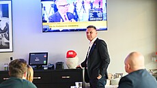Volební �táb hnutí ANO ve Zlín�. Poslanec Marek Novák a dal�í kandidáti sledují...