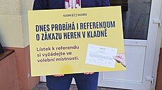 Zástupci iniciativy Kladno bez hazardu ped volební místností. (4. íjna 2025)