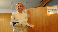 V Novém Ji�ín� odevzdala hlas Kate�ina Kone�ná, p�edsedkyn� KS�M a lídryn�...