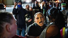 Lidé v americkém mst Portland ve stát Oregon demonstrují ped sídlem...