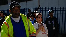 Lidé v americkém mst Portland ve stát Oregon demonstrují ped sídlem...