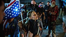 Lidé v americkém mst Portland ve stát Oregon demonstrují ped sídlem...