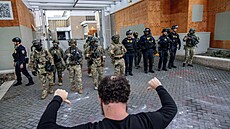 Lidé v americkém mst Portland ve stát Oregon demonstrují ped sídlem...