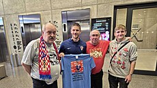 Miroslav St�ele�ek (vlevo), zakladatel fanklubu Andreje Kramari�e v obci Krámy,...