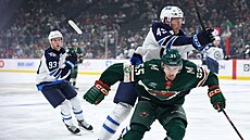 David Ji�í�ek (55) z Minnesota Wild pod tlakem Cola Koepkeho (45) z Winnipeg...