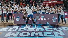 Valériane Ayayiová coby nová kapitánka USK Praha s trofejí a ped svými...