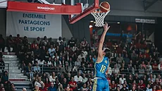 Pauline Astierová z USK Praha zakon�uje v zápase o evropský Superpohár.