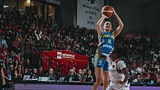 Pauline Astierová z USK Praha zakon�uje v zápase o evropský Superpohár.