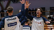 Petr Kivánek a Adam Kejval z Brna ped zápasem o FIBA Europe Cup