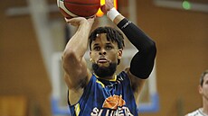 Jordan Glover z Ústí stílí trestný hod.