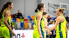 Emma �echová, Pauline Astierová a Mariana P�ibylová v dresech USK Praha