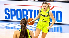 Petra Malíková z USK Praha u míe v zápase s Trutnovem