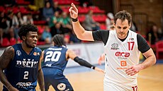 Jaromír Boha�ík z Nymburka se raduje v zápase s D��ínem, sleduje ho Dashawn...