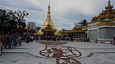 Barmská armáda bombardovala dav lidí, který se seel pi oslav buddhistického...