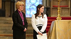 Nová canterburská arcibiskupka Sarah Mullallyová (vlevo), duchovní v�dkyn� 85...