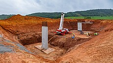 Stavba�i pracují na dálni�ním sjezdu D11 v Trutnov�-Po�í�í. (28. kv�tna 2025)