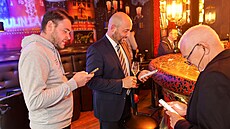 Primátor Plzn Roman Zarzycký (uprosted) a hejtman Kamal Farhan (vpravo) z ANO...