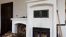 Kamna jsou dominantou obýváku a vyhívají i pokoje v pate.