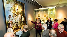 Tatiana Razumovská na vernisái výstavy ukazuje na obraz ze sbírek Slezského...