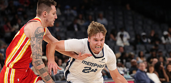 Vít Krejí (vlevo) z Atlanty zkouí zastavit Cama Spencera z Memphisu.