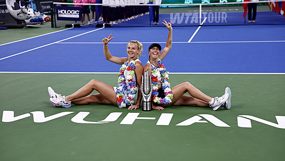 Kateina Siniaková (vlevo) a Storm Hunterová si uívají titul ve Wu-chanu.