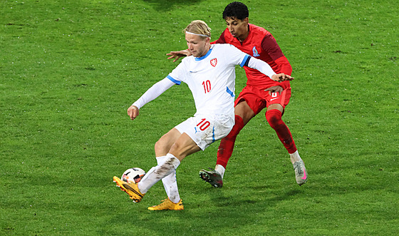 Kapitán reprezentace do 21 let Matj ín odkopává balon ped Emilem...