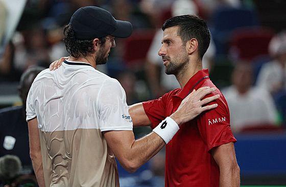 Valentin Vacherot (vlevo) a Novak Djokovi po utkání.