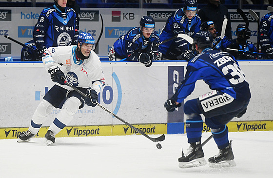 Vlevo kouzlí Jaromír Jágr, vpravo ho bedliv sleduje Jakub Zboil.