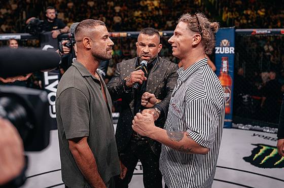 Pavel Tóth alias Spicy Pája (vpravo) se irokým úsmvem, proti nmu odmený...