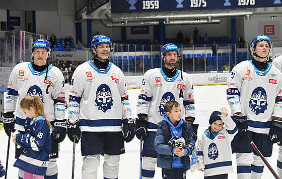 RADOST PO ZÁPASE. Kladno slaví výhru, druhý zleva Jaromír Jágr.