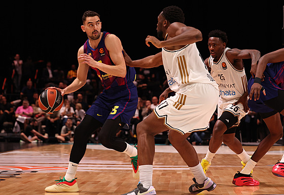 Tomá  Satoranský (vlevo) z Barcelony a Mfiondu Kabengele z Dubaje.