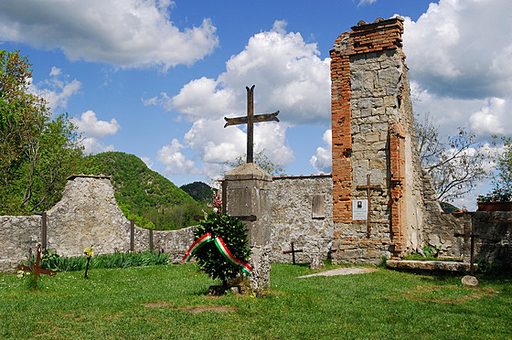 Na hoe Monte Sole nedaleko Marzabotta v severní Itálii se koná velká oslava...