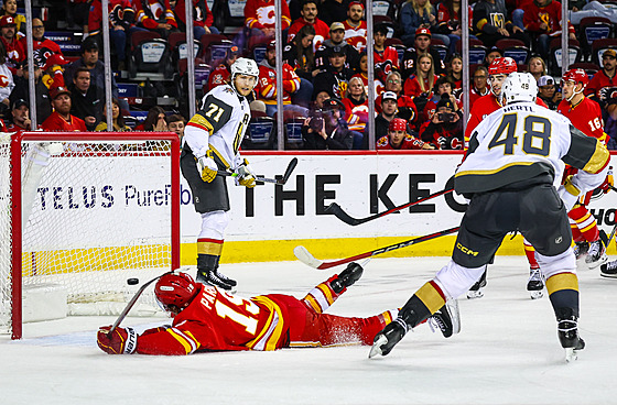 Tomá Hertl z Vegas Golden Knights (48) trefuje prázdnou bránu Calgary Flames....