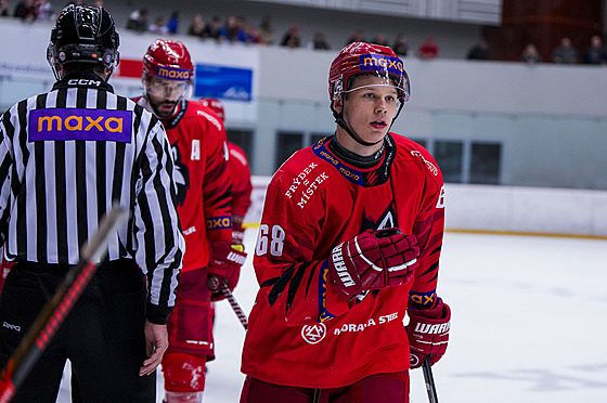 Útoník Matj Kubiesa z Frýdku-Místku slaví gól.