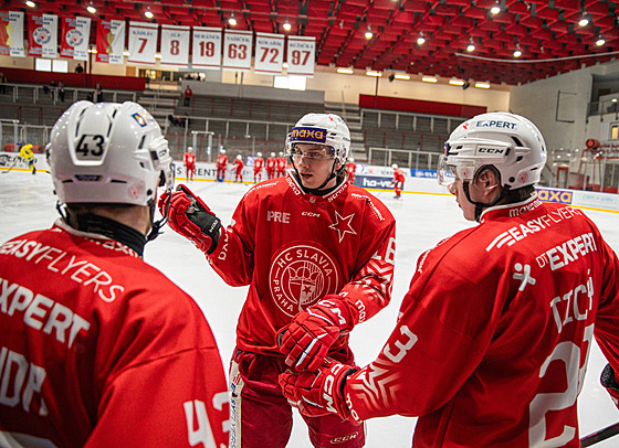 Hokejisté pra�ské Slavie se radí.