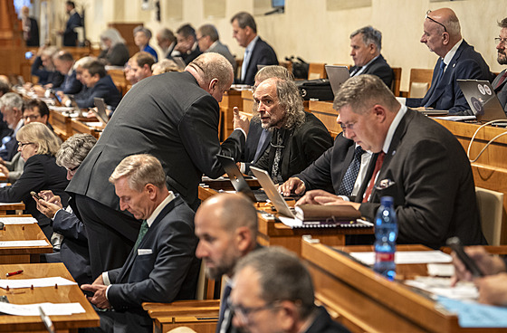 Senátoi zaali projednávat zmnu, podle ní bude moci hospodaení eské televize a eského rozhlasu kontrolovat NKÚ.