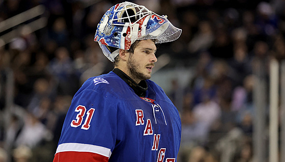 Branká Igor esorkin z New York Rangers smutní bhem utkání s Edmontonem.
