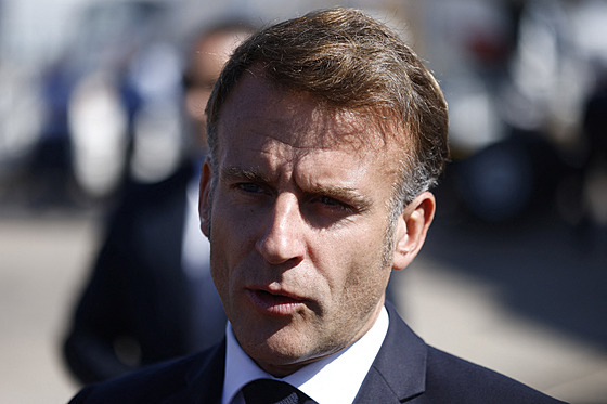 Francouzský prezident Emmanuel Macron hovoí s novinái po píletu na mírový...