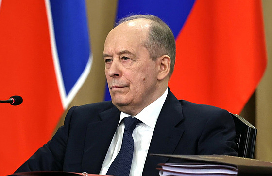 editel ruské FSB Alexander Bortnikov poslouchá prezidenta Vladimira Putina,...