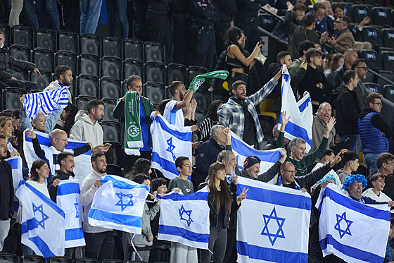 Izraeltí fanouci bhem utkání kvalifikace na mistrovství svta.