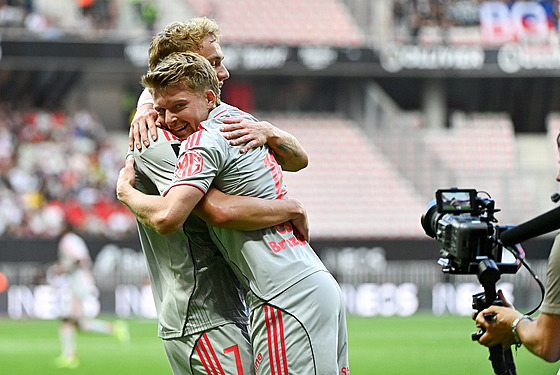 Radost eských krajánk. Pavel ulc (vpravo) objímá Adama Karabce po gólu Lyonu...