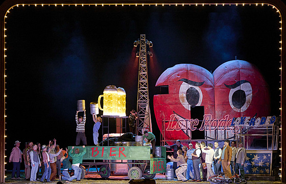 Scéna z inscenace Smetanovy Prodané nevsty ve Vídeské státní opee