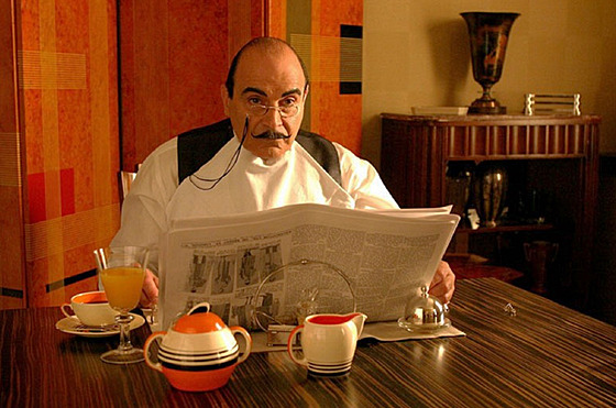 Sice puntiká, ale lidský. David Suchet jako Hercule Poirot v televizním...