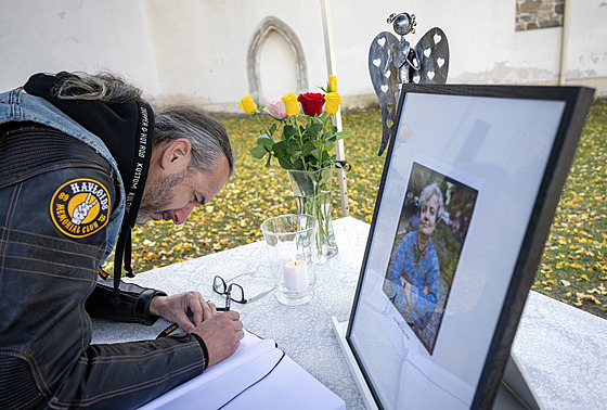 V Pyelích na Beneovsku se lidé rozlouili s pedsedkyní Státního úadu pro...