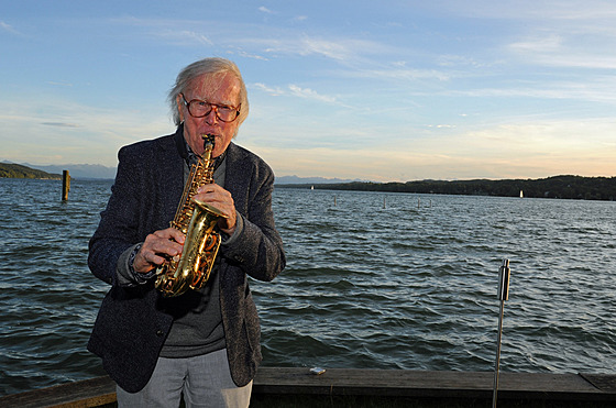 Ve vku 89 let zemel nmecký skladatel a saxofonista Klaus Doldinger. (26....